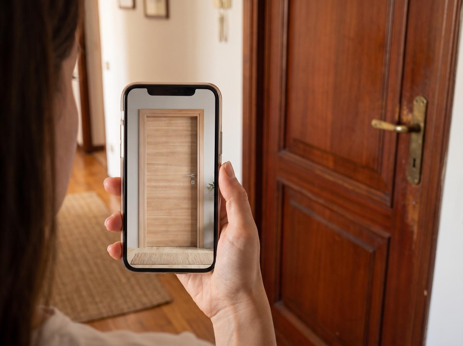 Una persona fotografa la sua vecchia porta e sul telefono vede al suo posto una porta TOR